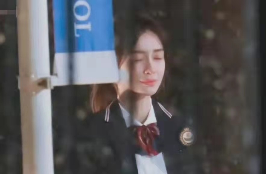 Angelababy|别把冻龄当做少女感，33岁的杨颖穿校服拍戏，真的不合适