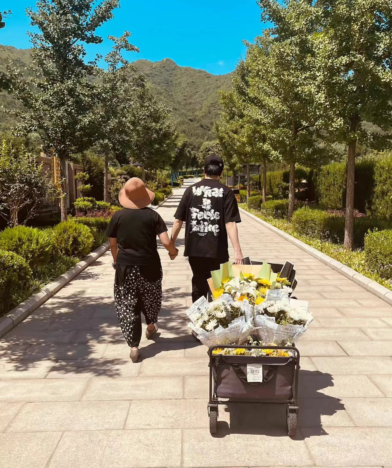 赵英俊|赵英俊45岁冥诞众星悼念！薛之谦带一车花去墓地，手牵赵母不忍泪目