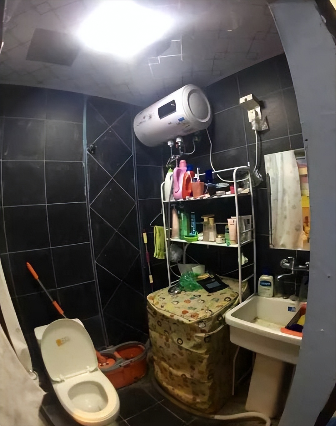 晒晒20㎡的出租房,空荡大白墙,改造之后,隔壁小伙以为敲错门