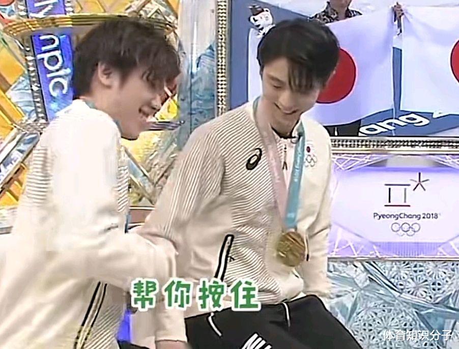 羽生结弦|不帮队友还看热闹！羽生结弦捂脸笑得停不下来，宇野昌磨尴尬了