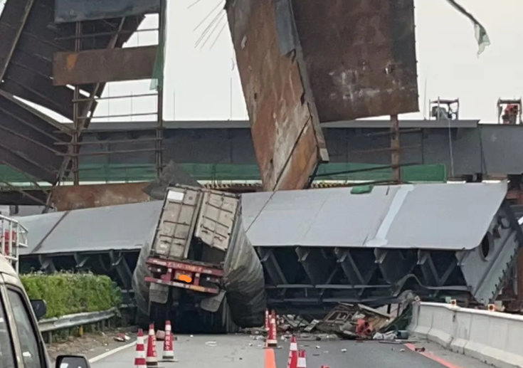 突发！广东一在建高架垮塌，现场有货车被砸中