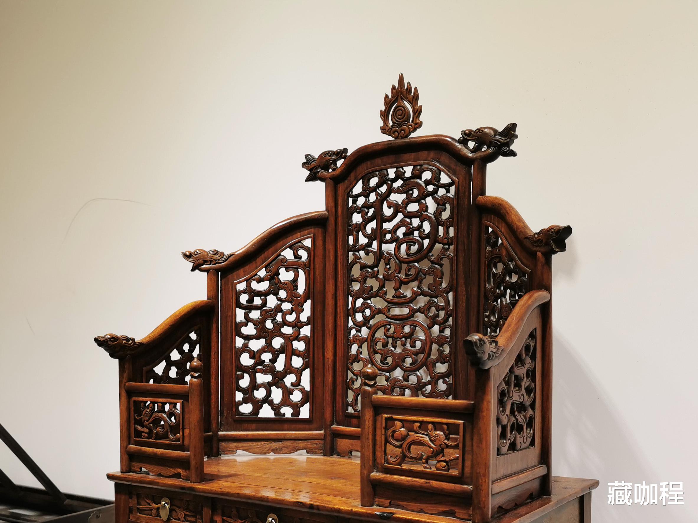 |局部有修配，黄花梨麒麟纹镜台25.3万成交