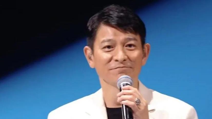 刘德华|2.4亿人同时在线听刘德华开演唱会，他开场唱《笨小孩》引回忆杀