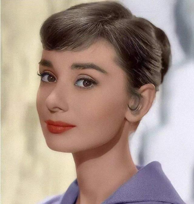 奥黛丽·赫本|奥黛丽赫本的遗憾事：42码大脚，流产过5次，养一头鹿做宠物