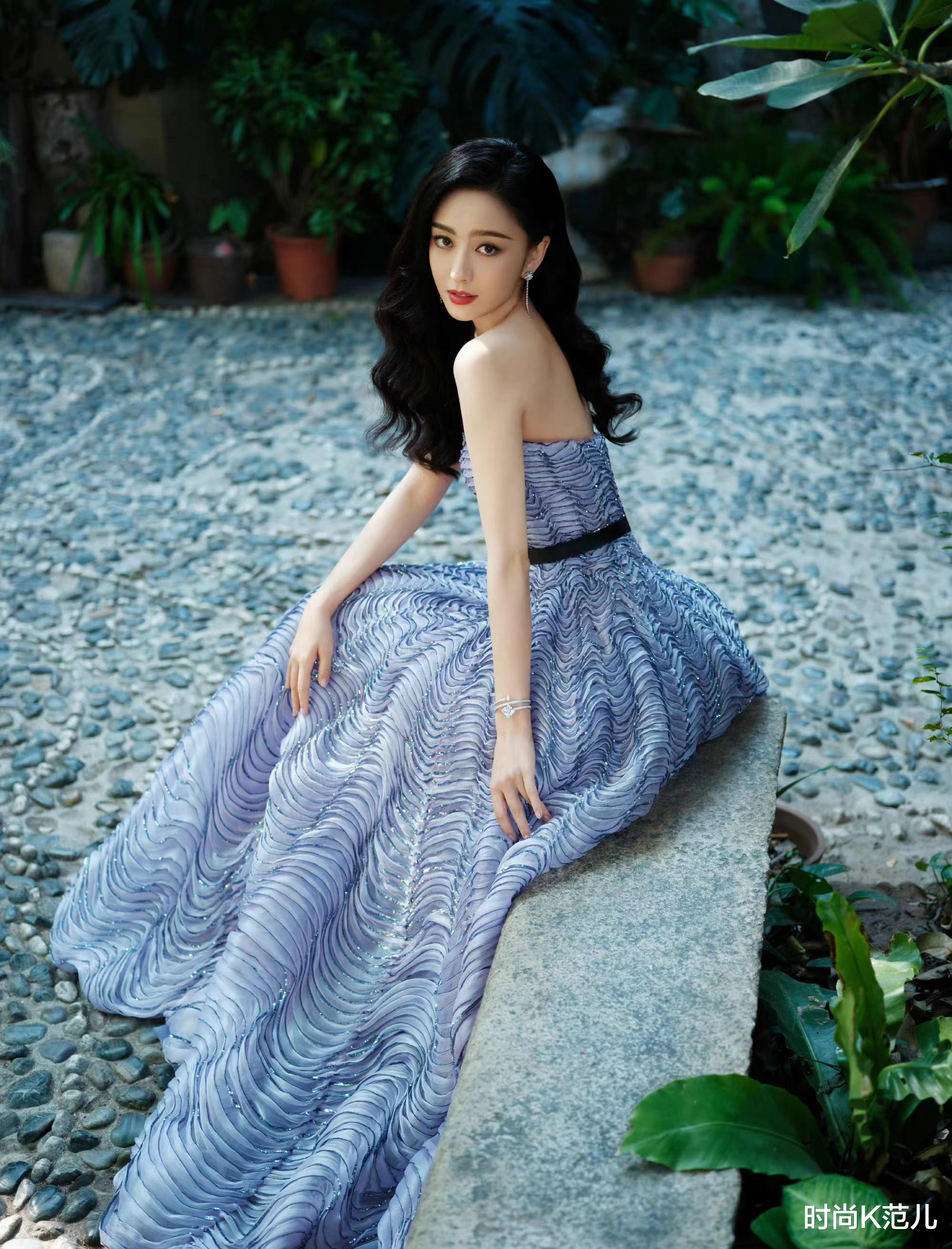 佟丽娅|佟丽娅红毯新造型美出圈，穿一身紫色波纹长裙，气质很出众！