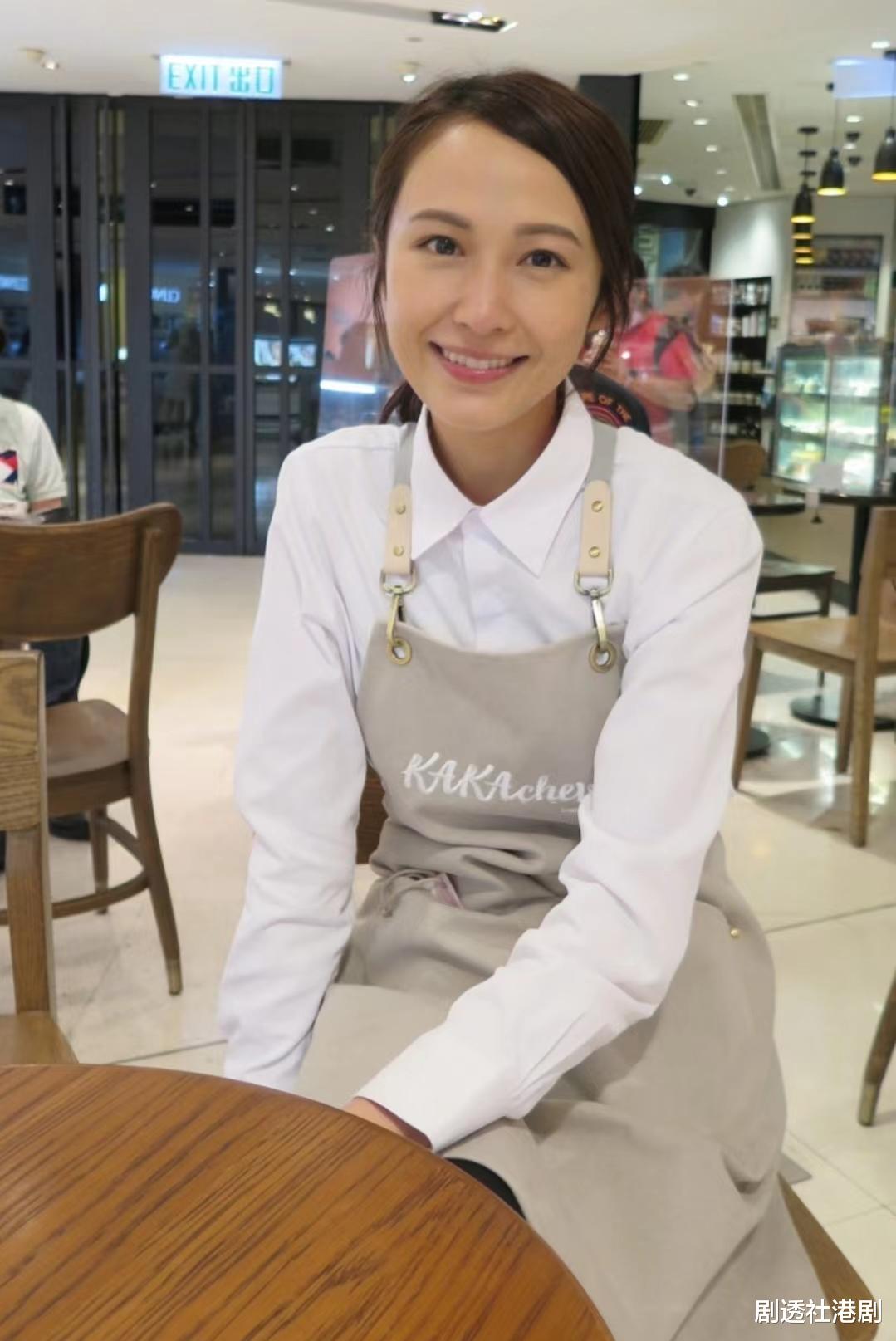 汤怡|忙不停!英皇小花投资6位数开饼店,生意红火丈夫更亲自到场帮忙