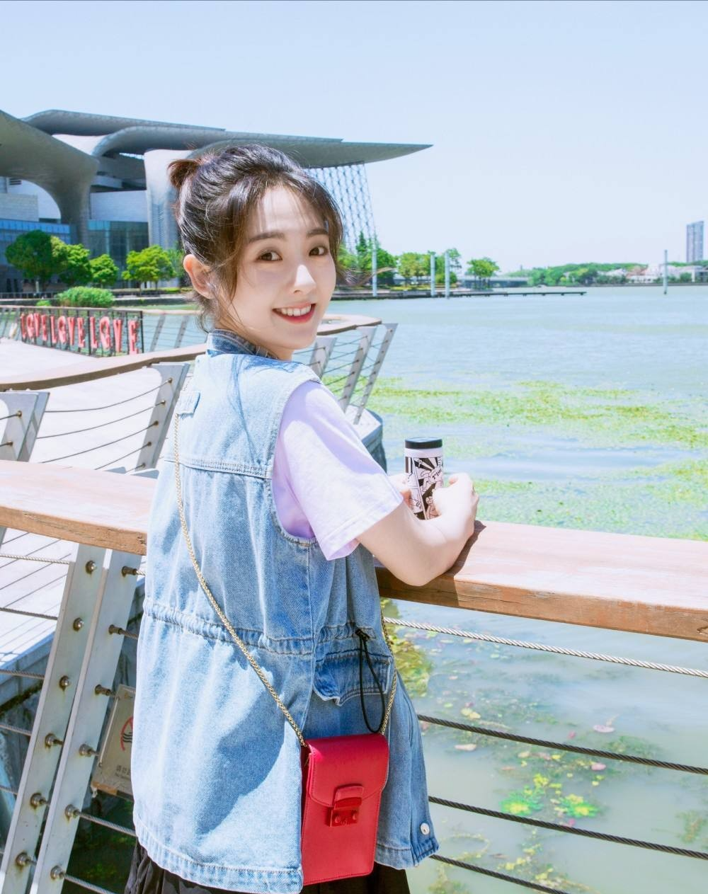 邢菲|邢菲近照，又被美到了，这身打扮我太喜欢了，清新气息扑面而来