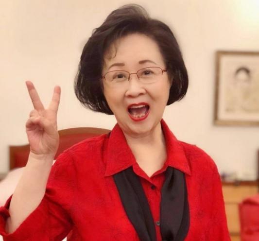 琼瑶|琼瑶与孙女参加活动，孙女露出大白腿，网友：害人不浅的老太婆