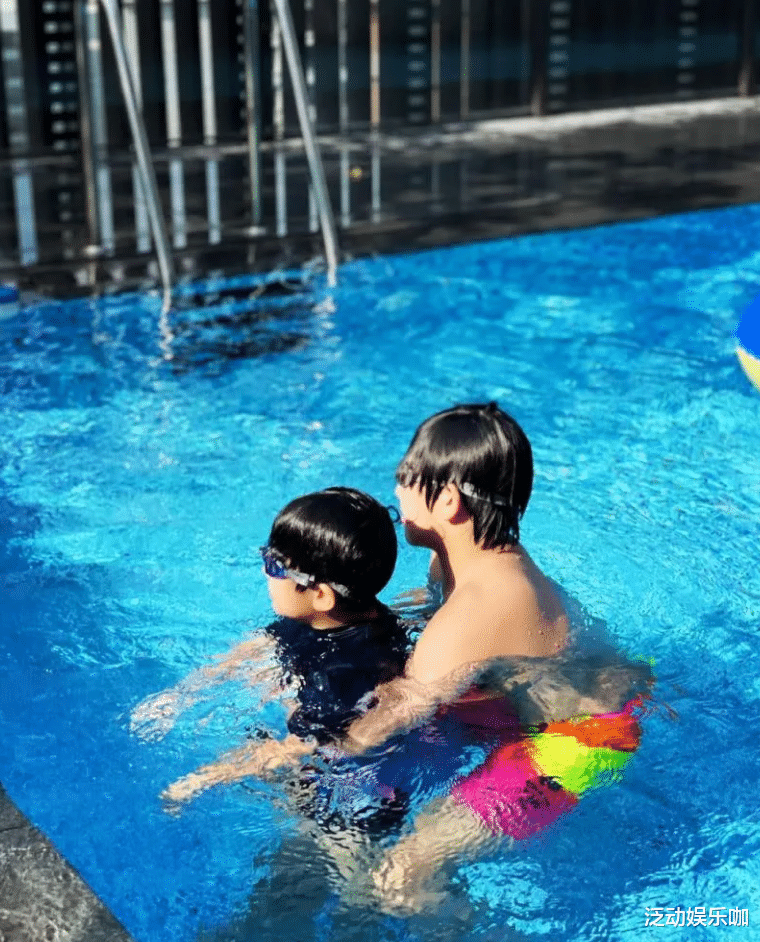 林志颖|林志颖老婆晒幸福,3个孩子在泳池开心戏水,网友喊:太过分