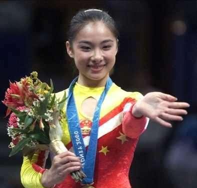 刘璇|刘璇二胎女儿正面照曝光，长相可爱动作标椎，网友：一模一样