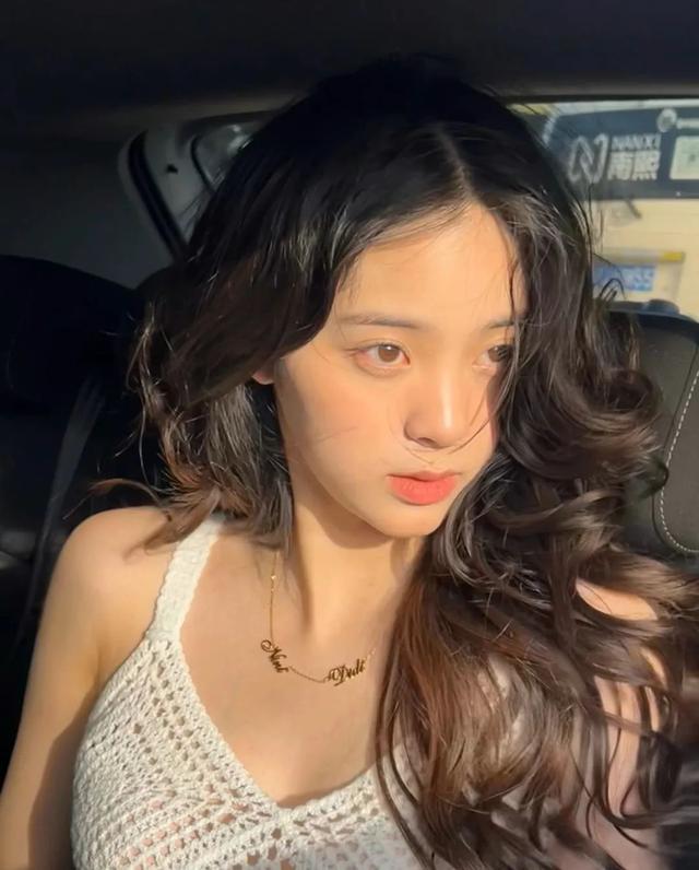 眼霜 没开微博、鲜少露面，她是怎么一直红下来的？