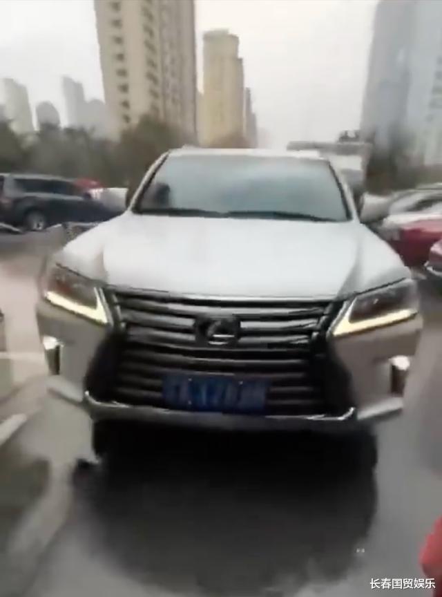 王小利|赵本山弟子被爆占道不挪车,放狂言“提我好使”, 态度蛮横恶劣