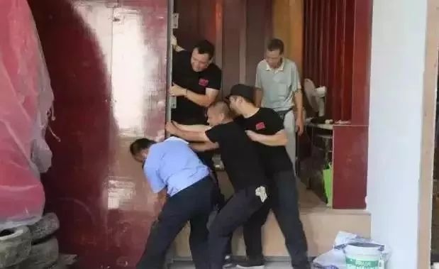 翡翠|土豪楼主请来镇楼之宝，里外包裹3层，全程保安押送，里面竟然是…