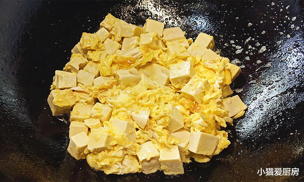 豆腐里边放入番茄和鸡蛋简直是绝配，简单一炖，开胃好吃，太香了