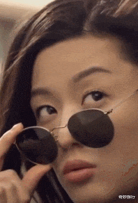 |坐地铁碰到最美阿姨,偷瞄被她发现了,该怎么办?