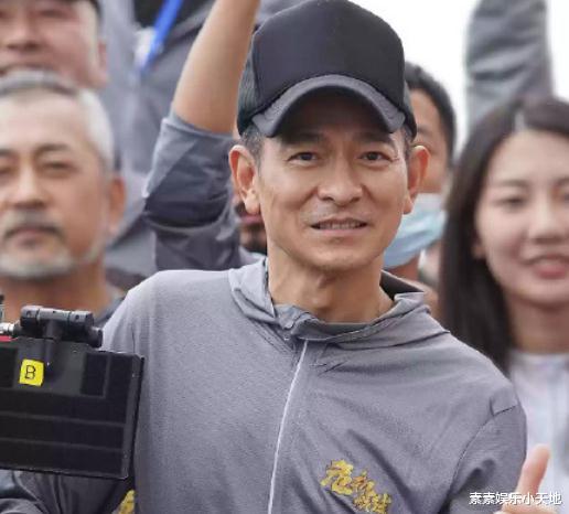 刘德华|刘德华近照变胖了，和宁浩合作新片，开机仪式笑谈拍摄进度