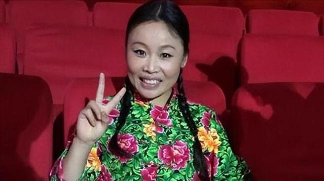 草帽姐给亲家送两卡车礼!两头牛有特殊寓意,疑为兑现当初诺言?