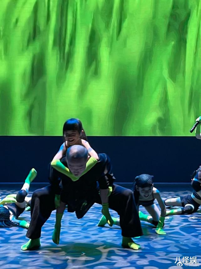 姚晨|姚晨晒女儿舞蹈演出照,小茉莉出落得越来越标致,大长腿随妈妈