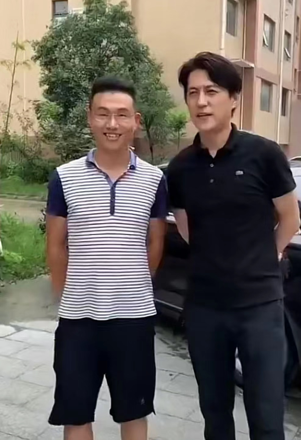 靳东|靳东回山东老家被偶遇!疑插队做核酸引争议,和老乡合影受好评