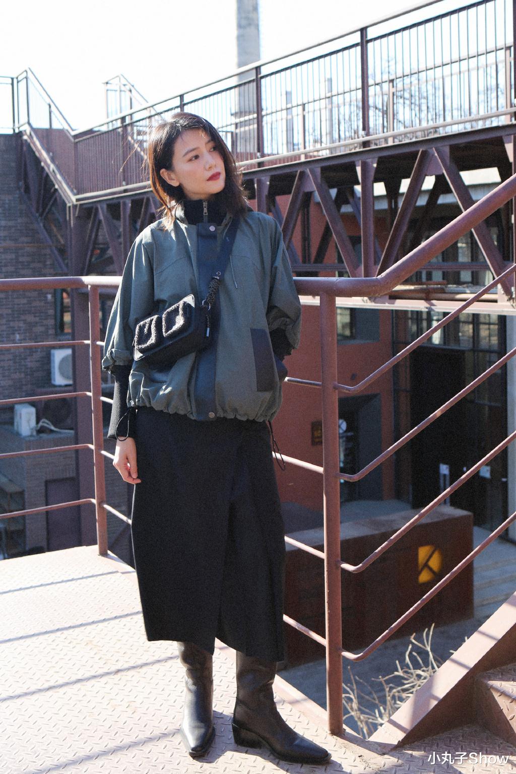 高圆圆|女神高圆圆太接地气了，一个人独自外出买面包，扎丸子头像少女