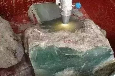 翡翠|3万入手的翡翠原石，切开后秒变180万，原来这才是真正的玻璃种！