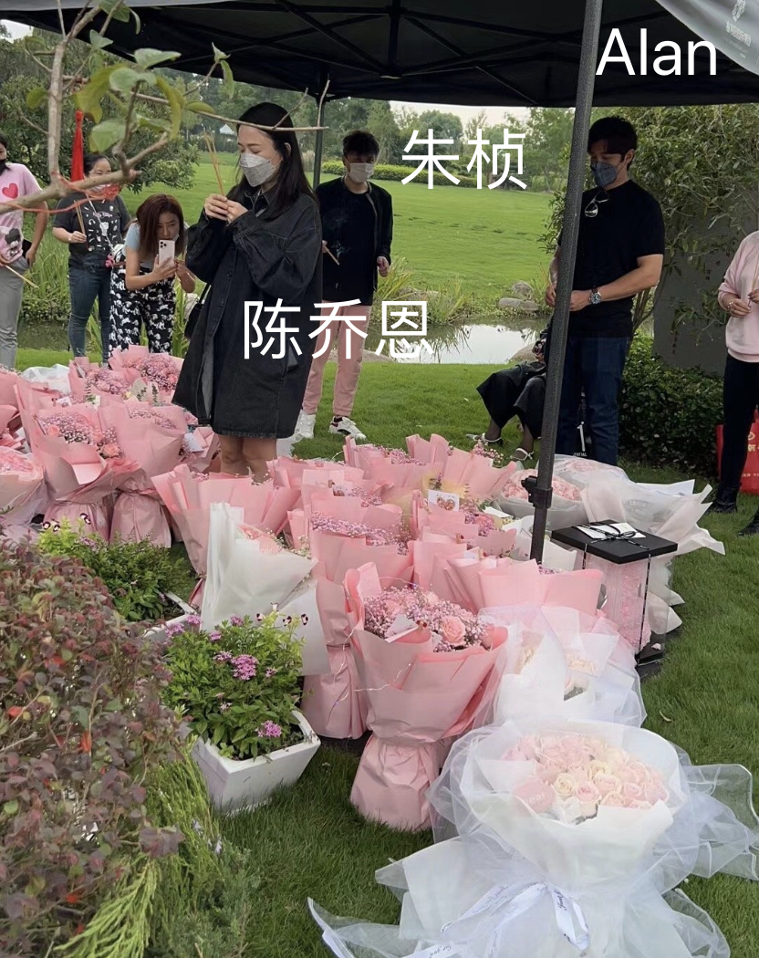 乔任梁|陈乔恩携丈夫到乔任梁墓地看望,带来粉色玫瑰,与乔妈妈温暖相拥