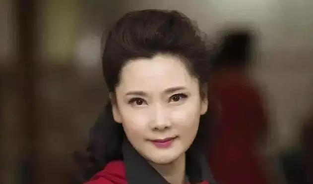 何赛飞|59岁的何赛飞，在公婆的催生下改写了她的结局，人生圆满终无遗憾