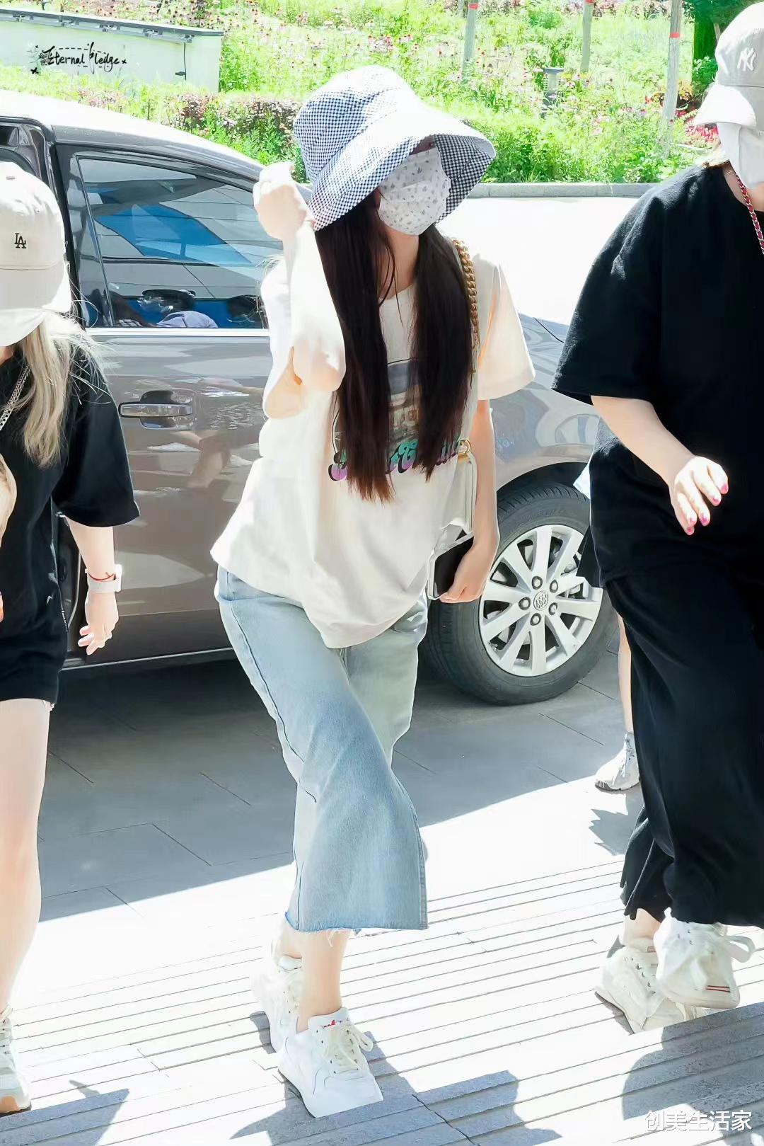 赵露思机场私服，米色印花T恤搭配牛仔半身裙，简约清爽