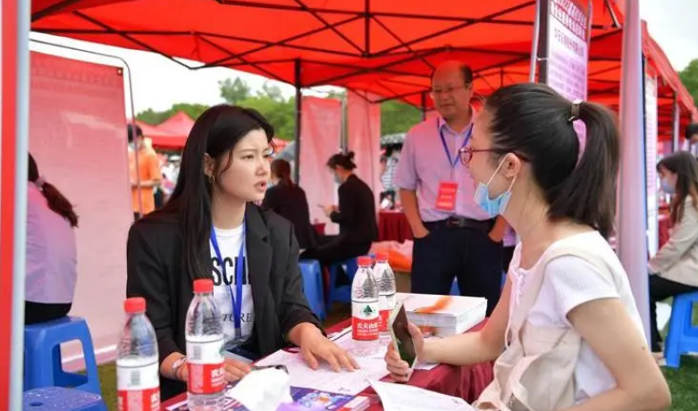 用工荒|把潜规则公开化, 一国企招聘公示标注主任之女, 该女疑英国水硕毕业