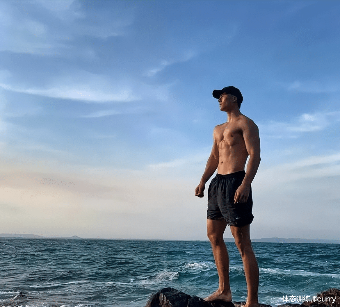 健身教练|人民教师坚持健身六年，身材比健身教练还好，网友：想叫她老公