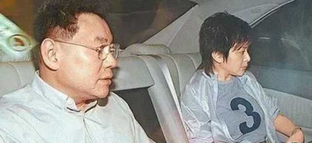 张颂文|拍卖77只奢侈品包包做慈善,估价超1600万,他在赎风流罪吗