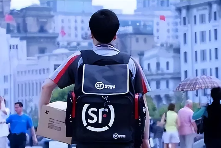 河北小伙大专毕业送快递,被认为大材小用,结果13年后逆袭成机长