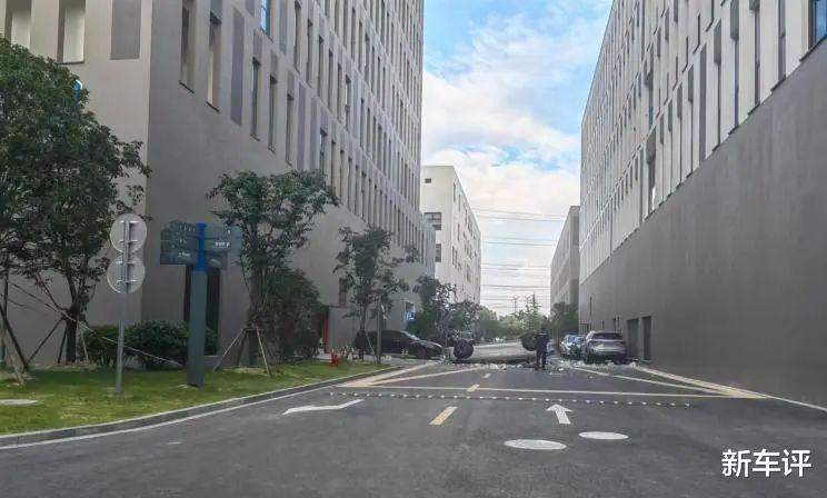 蔚来总部事故回应;高合新车屏幕自带摆动功能