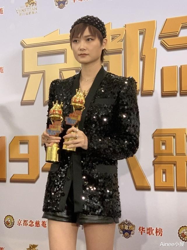 李宇春的气场可真足，亮片西装显得肩膀有点宽，配皮裤挺显身材