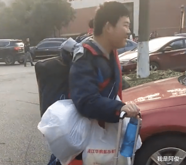 浙江一儿子放假回家扛8袋行李如同逃难,妈妈细看“挂绳”笑喷了