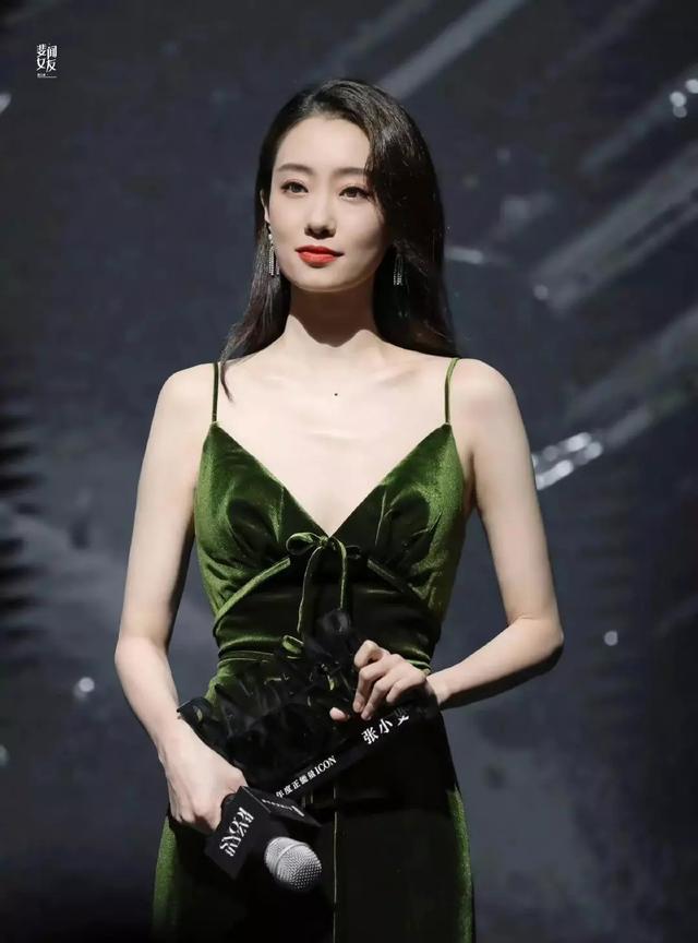 张小斐|张小斐也太“辣”了吧?绿吊带尽显好身材,这状态不当模特可惜了