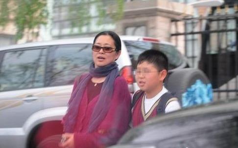 倪萍|63岁倪萍现身模样大变,身材暴瘦成大小眼,和儿子开玩笑好温馨