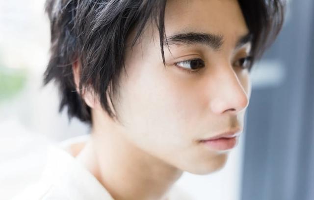 村上虹郎|苣屋戏外是黑发大帅哥!村上虹郎浓颜系帅脸超迷人,爸妈皆是大咖