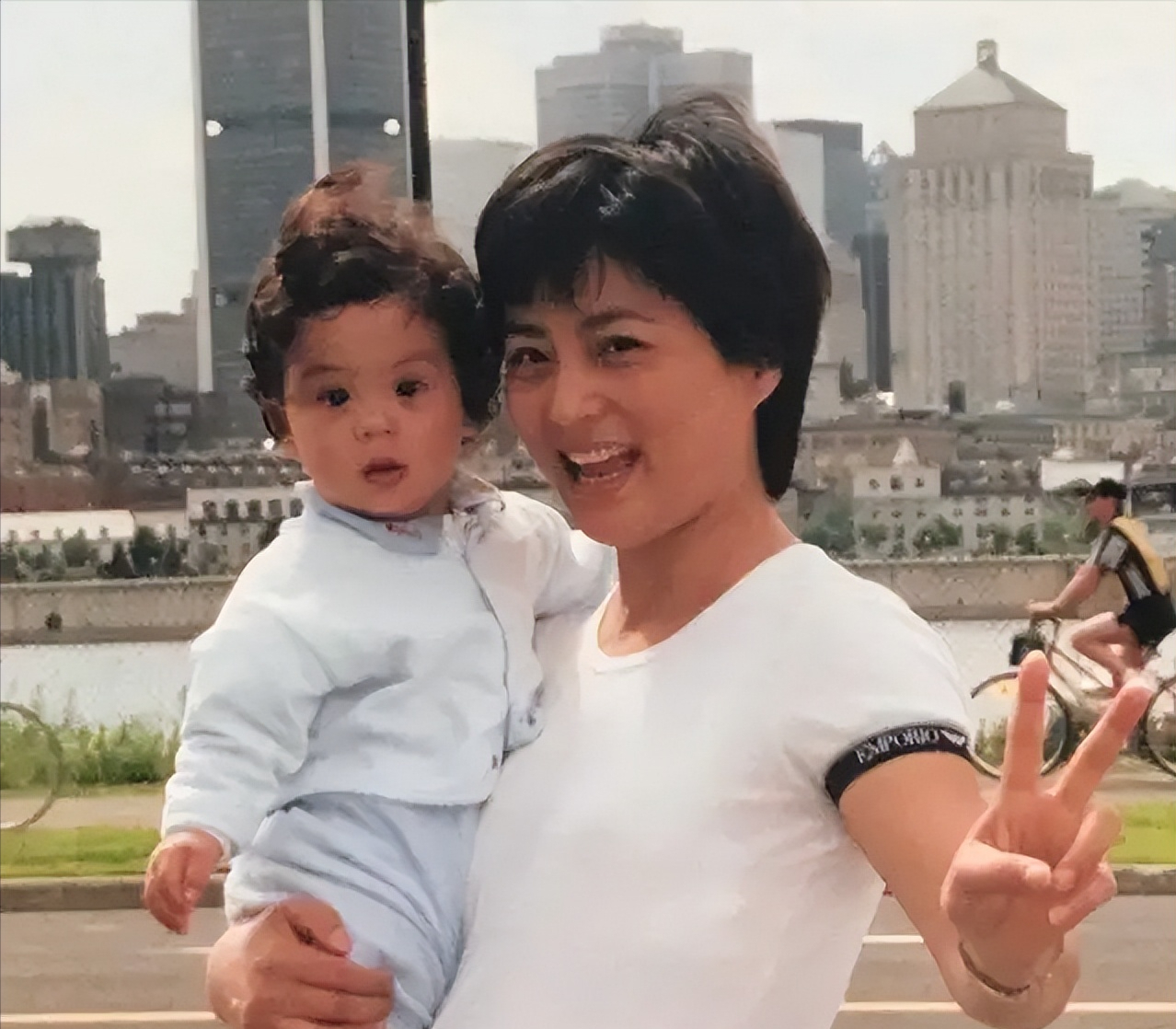 刘亦菲|李玲玉唱着“甜歌”,过着 咸苦人生,因离婚抑郁,嫁老外分居11年