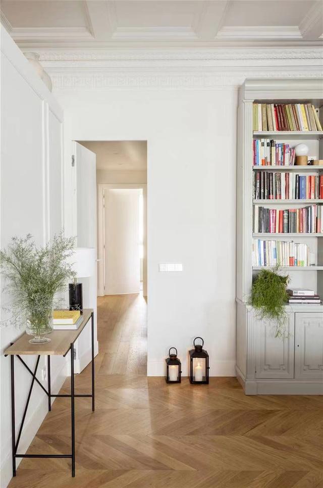 一位西班牙女主的敞亮住所，连踢脚线都是白色，有令人着迷的魅力