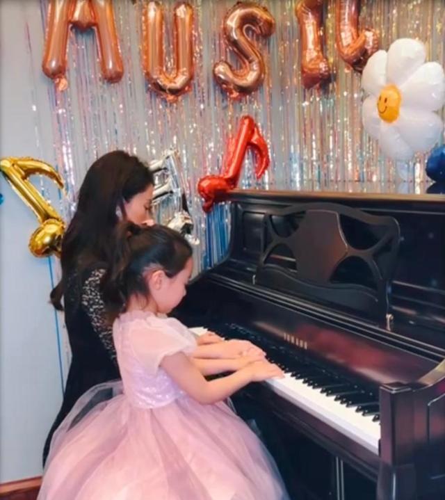 高云翔|高云翔弹唱为6岁女儿庆生，他和董璇离婚后，小酒窝依旧被爱包围