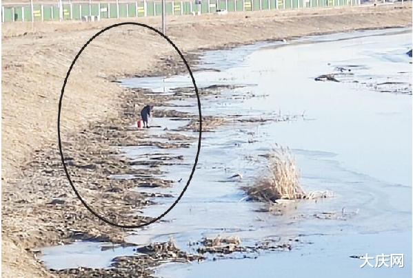 苏州|凿冰钓鱼、冰上玩耍 大庆多处冰面见“冒险家”