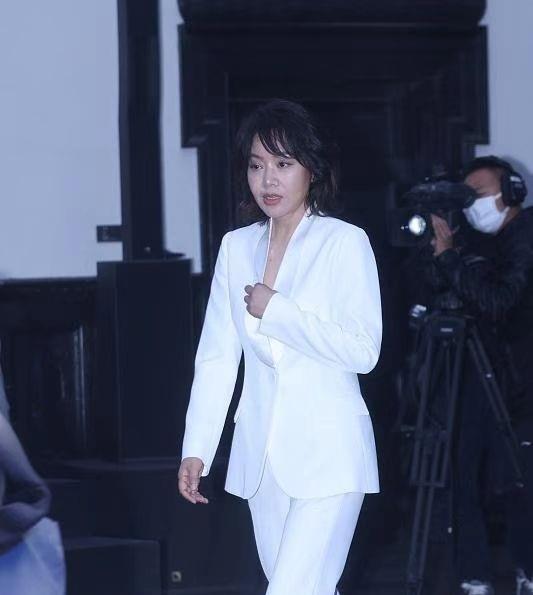 西装 闫妮这造型真老气！剪流浪汉发型太颓废，离开滤镜后一脸沧桑