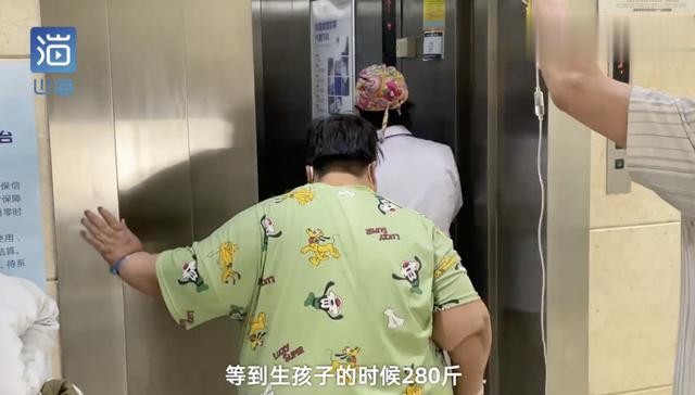 女子吃完就睡胖到320斤,胃比常人大3倍,抬腿困难穿衣需1小时