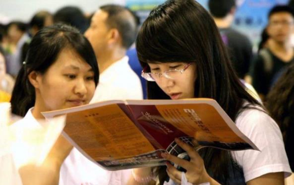 大学生|大学生免费帮亲戚报志愿，568分成功捡漏211，不料如今却被埋怨