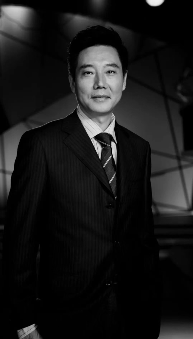 主持人|60岁成都名主持吕冲因病去世！生前消瘦满头白发，好友悲痛悼念