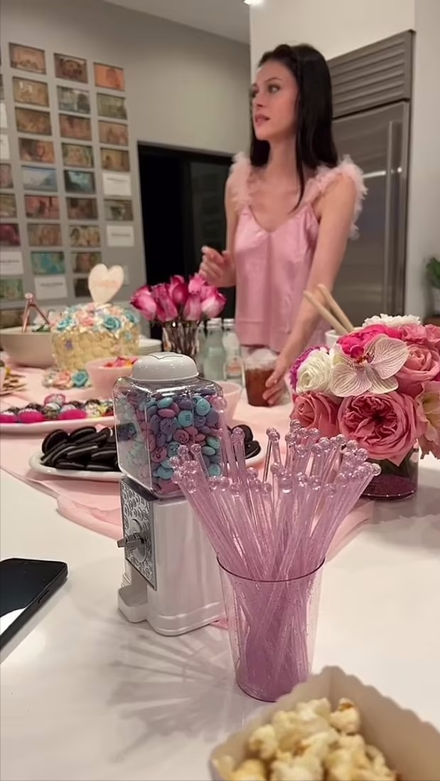 粉色|小贝儿媳太会玩！和闺蜜们穿粉色开睡衣派对，大布搂着老婆真腻歪