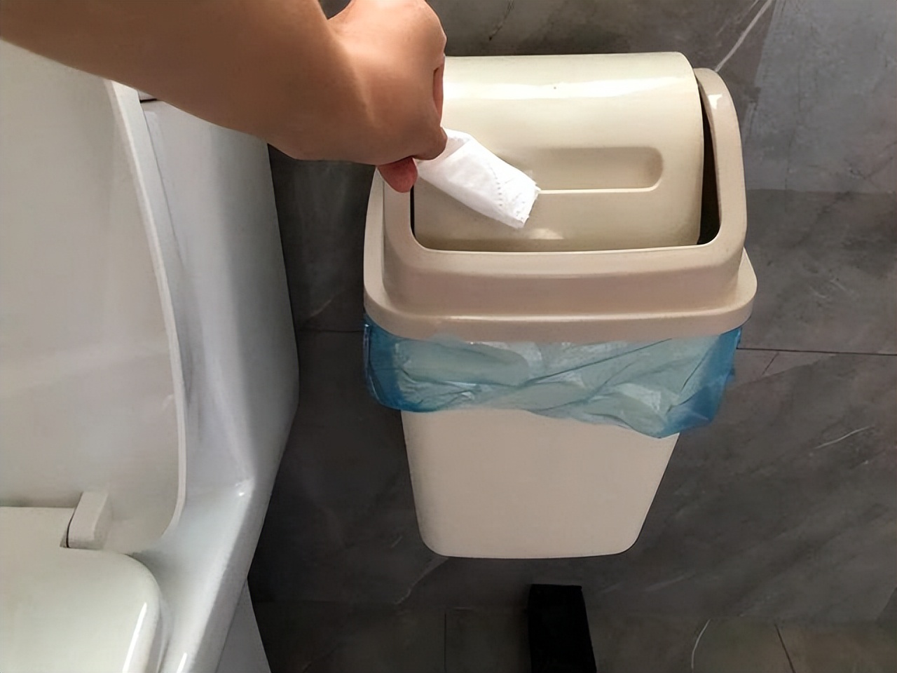 卫生纸该丢马桶还是垃圾桶?大多数人都做错了,难怪厕所会那么臭