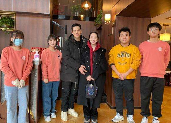 郭碧婷|郭碧婷一家三口吃饭被偶遇，发际线比婆婆都高，向佐当爸后有担当