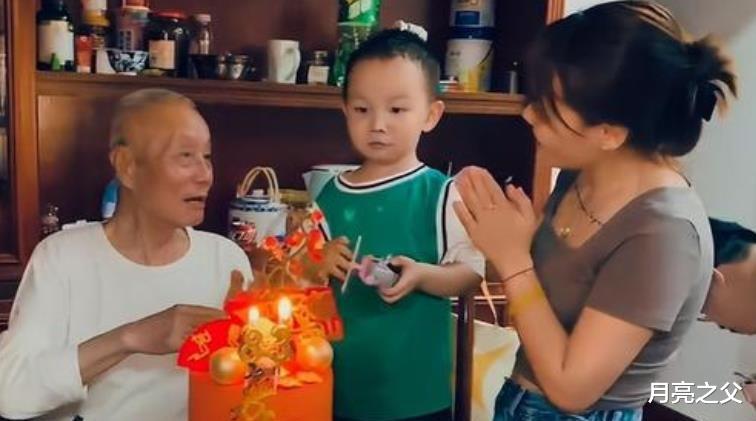 李沁|熊磊带楷楷在爷爷家过端午节,晒全家人团聚的视频,却被网友嘲讽。